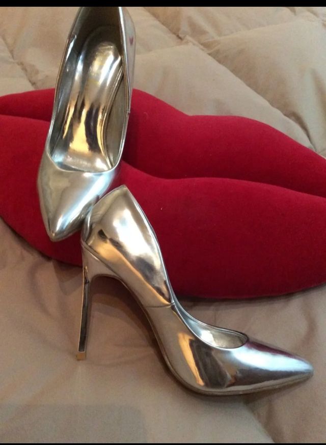 Tacones acharolados plateados