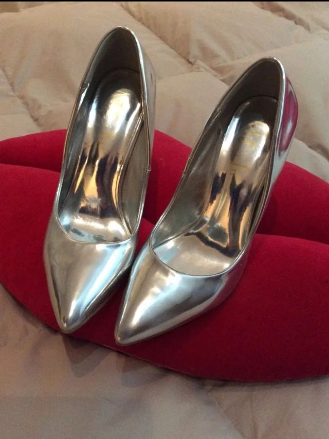 Tacones acharolados plateados