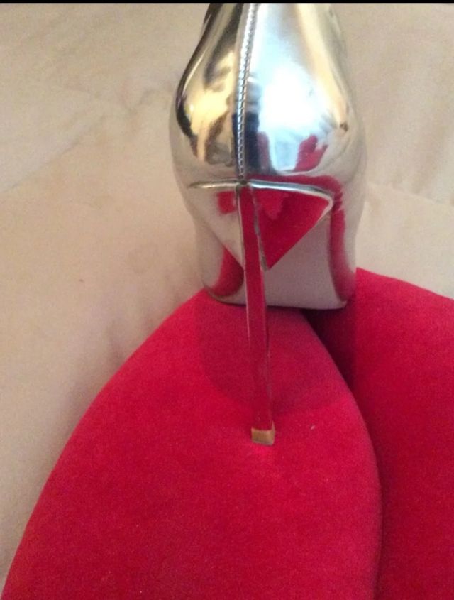 Tacones acharolados plateados