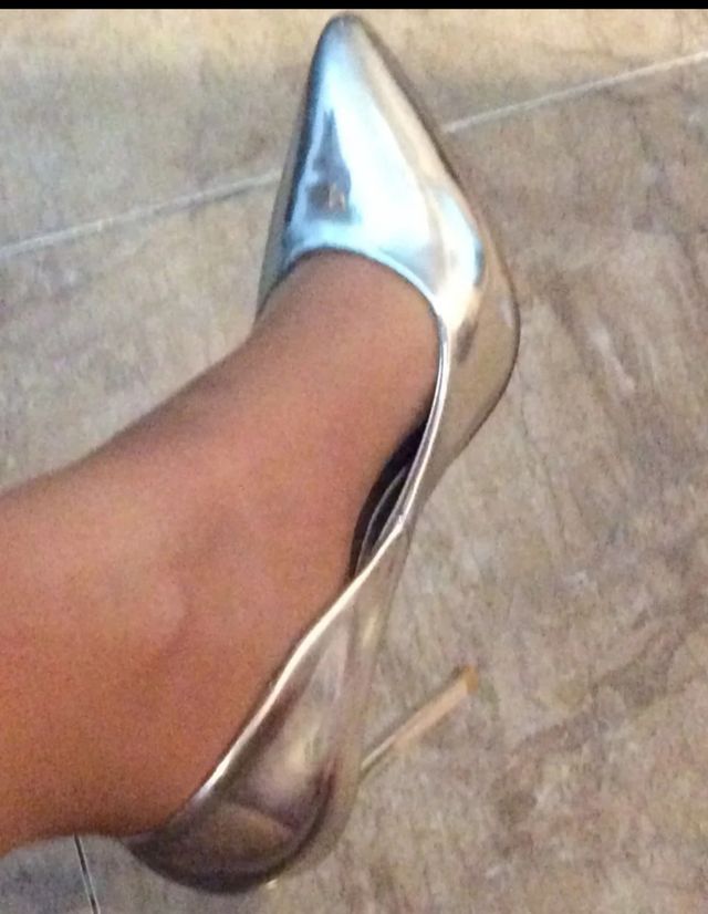 Tacones acharolados plateados