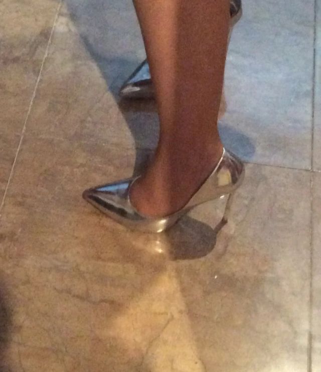 Tacones acharolados plateados