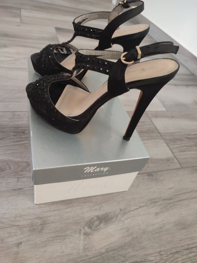 Scarpe con tacco da cerimonia.