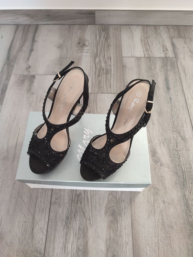 Scarpe con tacco da cerimonia.