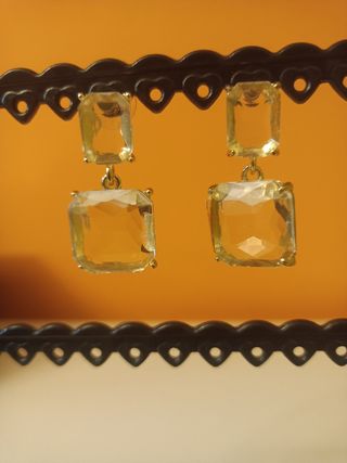 Pendientes de mujer de Zara.