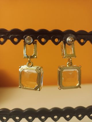 Pendientes de mujer de Zara.