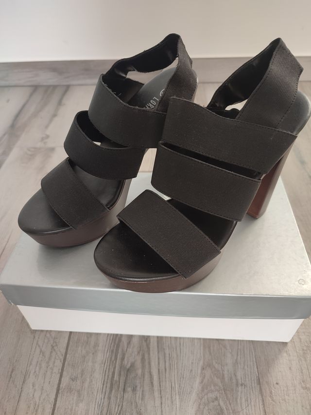 sandali neri con doppia fascia e tacco 10cm.