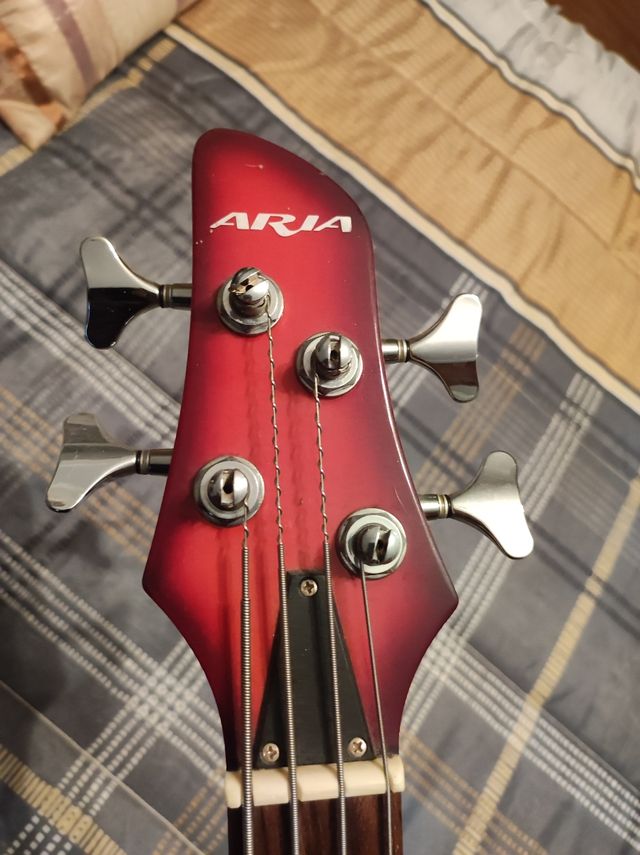 Bajo Aria + amplificador vintage