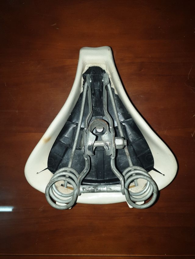 Sillín antiguo de bicicleta