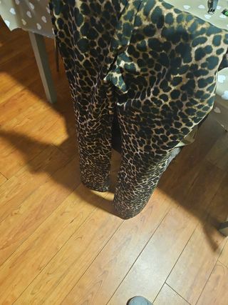 Pantalones leopardo acampanados