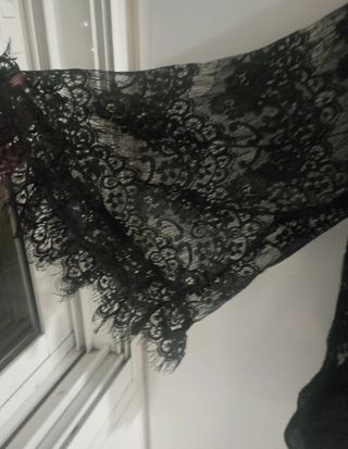 Blusa negra de encaje. Zara. 
