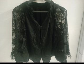 Blusa negra de encaje. Zara. 