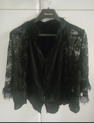 Blusa negra de encaje. Zara. 