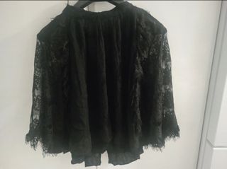 Blusa negra de encaje. Zara. 