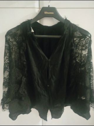 Blusa negra de encaje. Zara. 