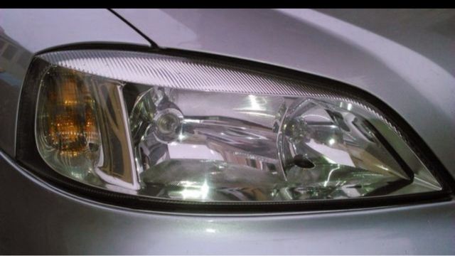 Pulido de faro con polimero.