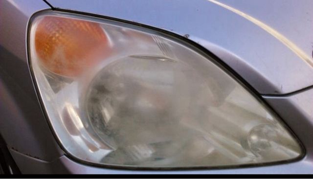 Pulido de faro con polimero.