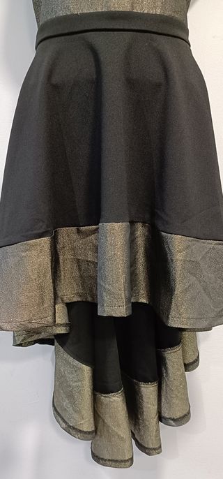 Vestido de fiesta negro con dorado.