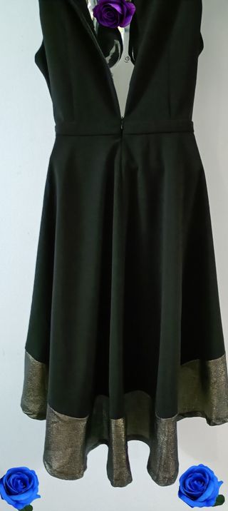 Vestido de fiesta negro con dorado.