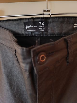 Pantalón encerado de mujer.