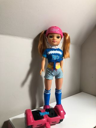 Nancy con patinete hoverboard