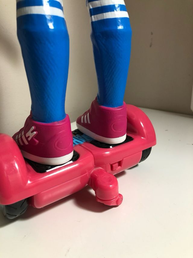 Nancy con patinete hoverboard