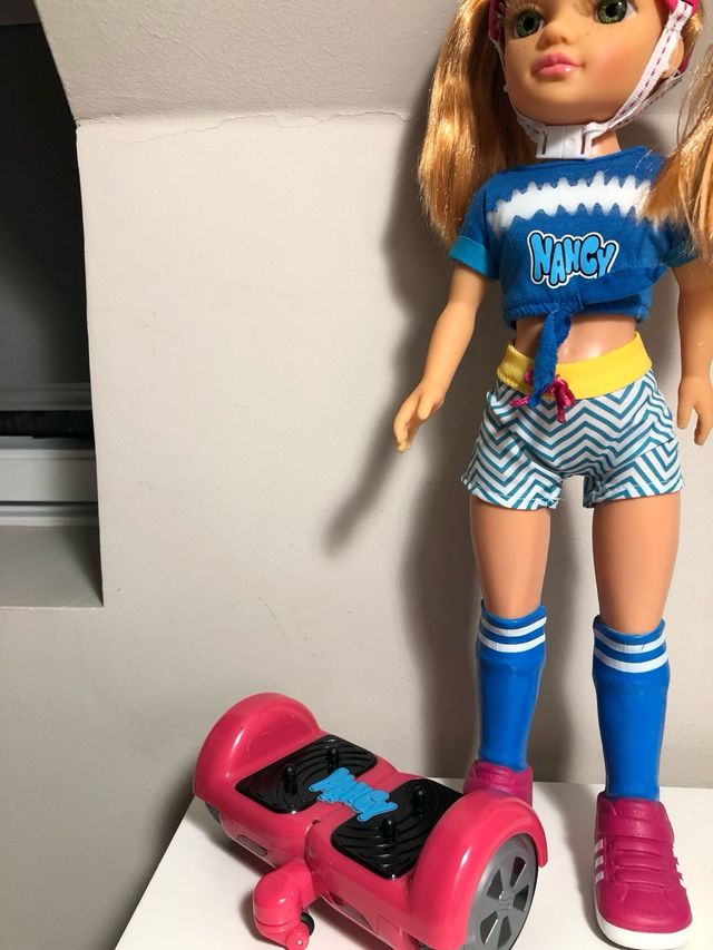 Nancy con patinete hoverboard