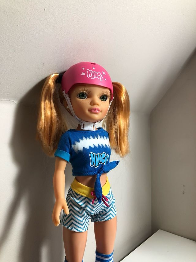 Nancy con patinete hoverboard