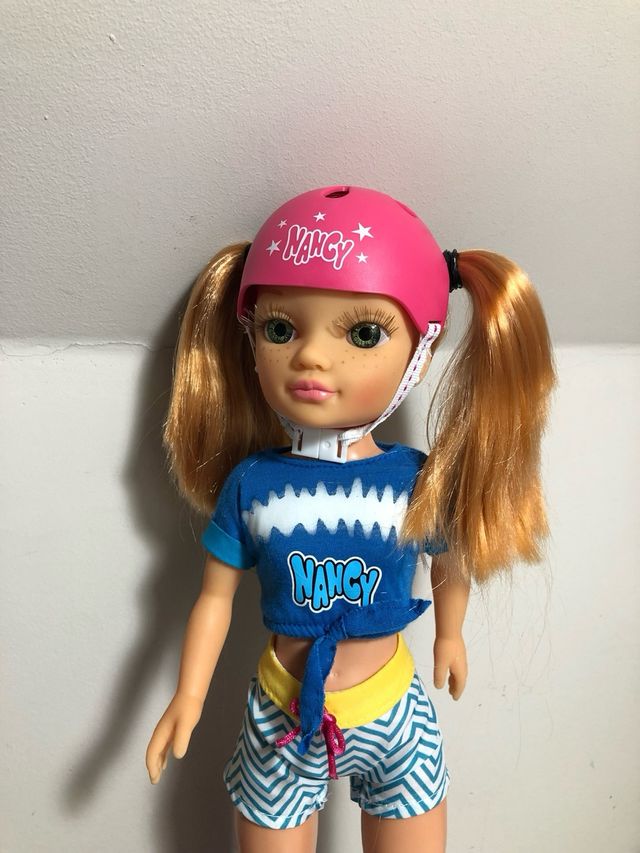 Nancy con patinete hoverboard