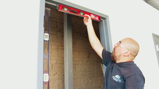 Instalación de Albornoces y Puertas de Entrada 