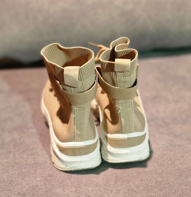 Zapatillas calcetín color beige  N°38