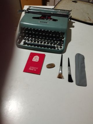 Maquina de escribir Olivetti Pluma 22