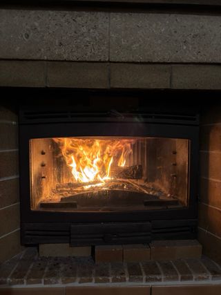 Estufa de leña con motor INVICTA 700