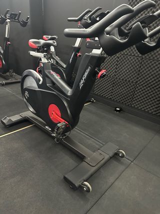 Bicicleta ciclo indoor TOMAHAWK Life fitness IC4