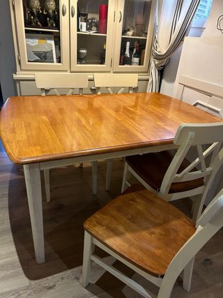 Mesa de comedor y 4 sillas