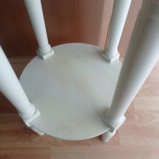 Mesita auxiliar en blanco roto.