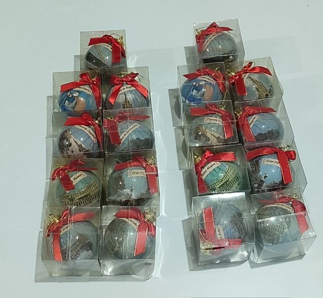 Antiguas bolas de navidad con escenas de Bilbao