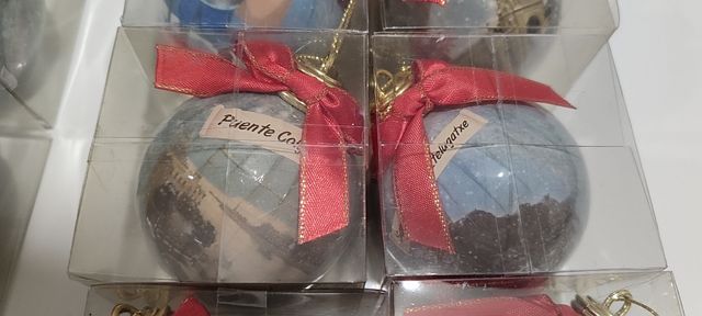 Antiguas bolas de navidad con escenas de Bilbao