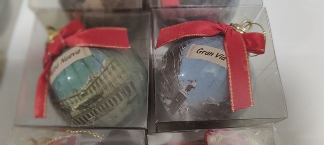 Antiguas bolas de navidad con escenas de Bilbao