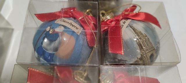 Antiguas bolas de navidad con escenas de Bilbao