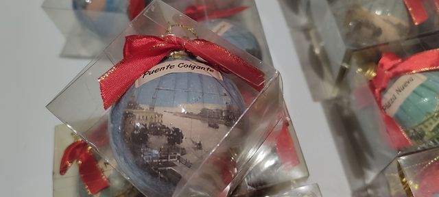 Antiguas bolas de navidad con escenas de Bilbao