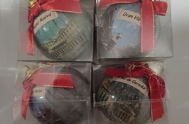 Antiguas bolas de navidad con escenas de Bilbao