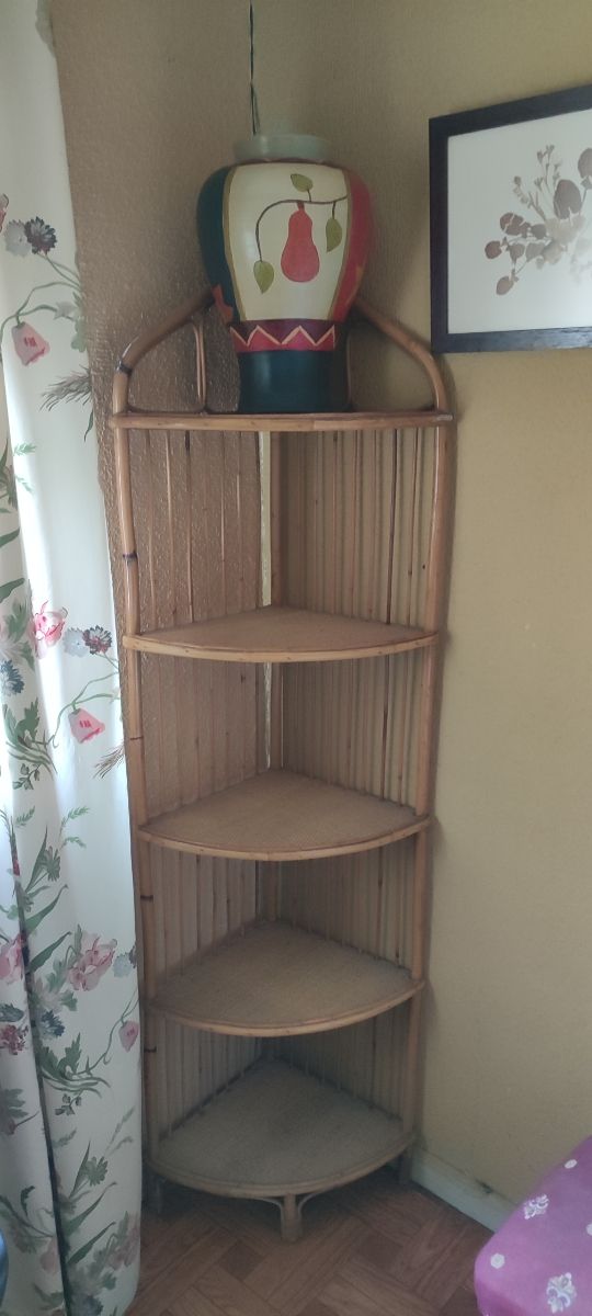 Estantería rinconera mimbre .