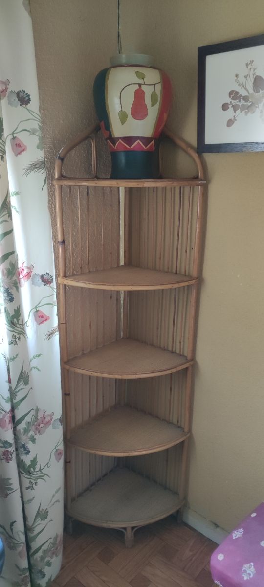Estantería rinconera mimbre .