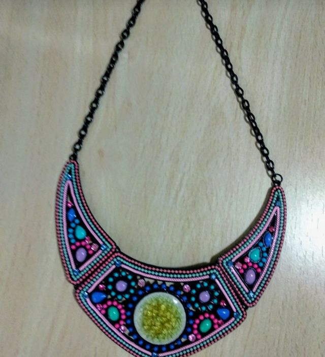 Colgante o collar multicolor