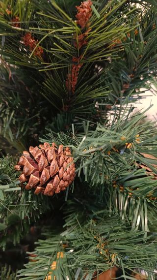 Árbol navidad con piñas alto 120