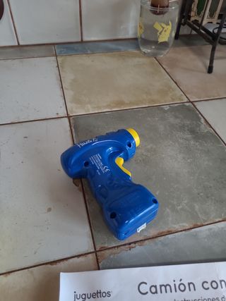 Camión con taladro juguete