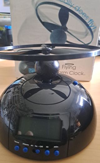 Flying Alarm Clock - Relógio despertador "Voador"