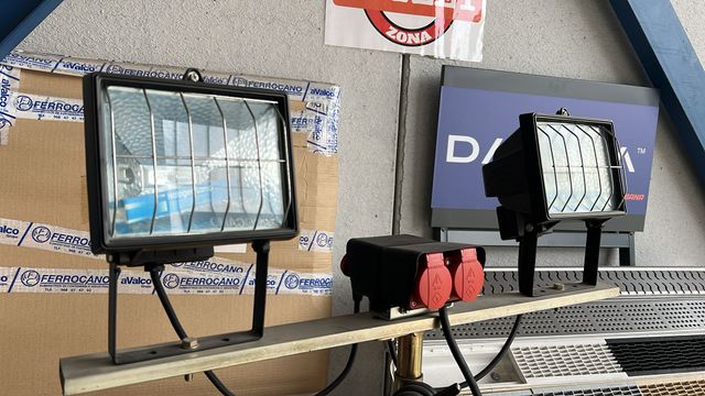 Proyector trípode con 2 focos