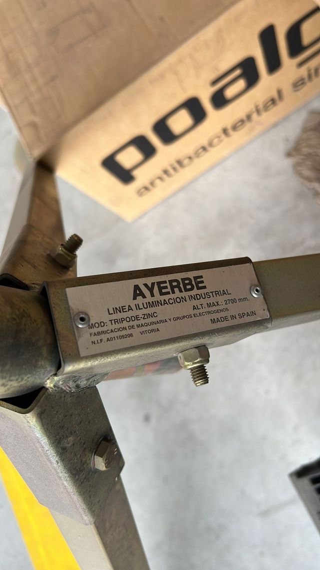 Proyector trípode con 2 focos