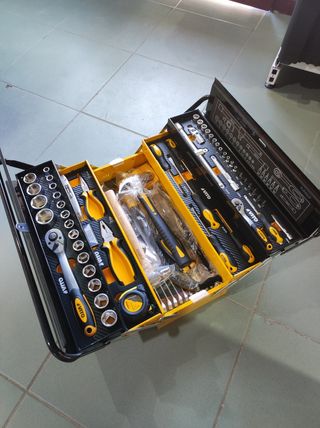 IDEAL PARA REGALO. CAJA METAL CON 90 PIEZAS